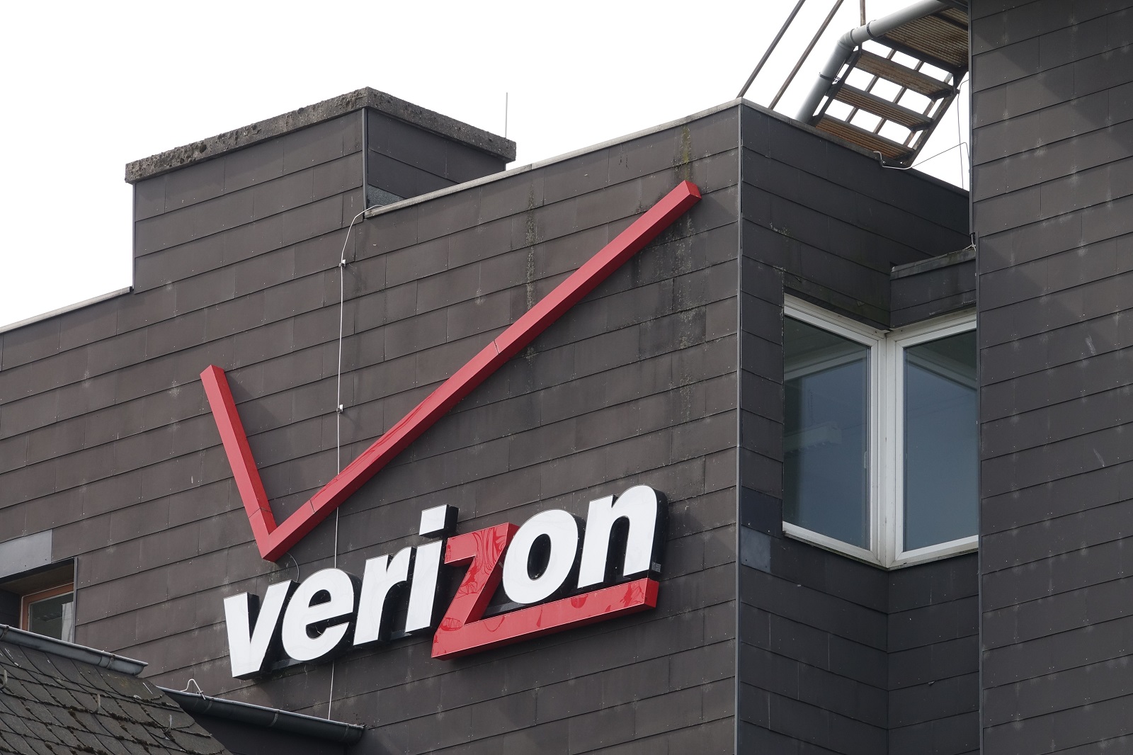 Verizon’s new BOGO deal covers iPhones, Pixels, and Samsung phones BGR