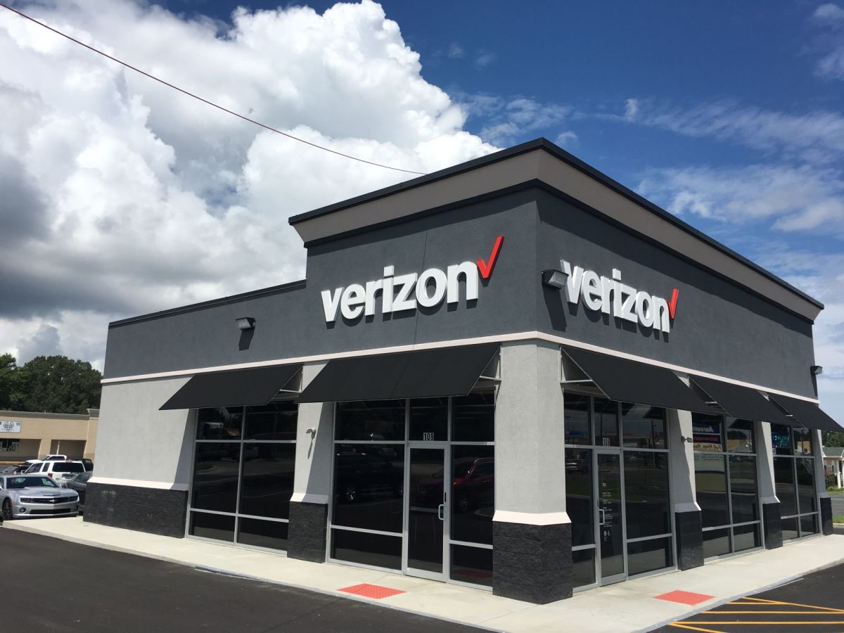 New Verizon store opens in West City